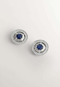 Pendientes en tono plateado con una piedra azul cuadrada rodeada de acentos circulares de pequeñas piedras blancas y detalles estriados.