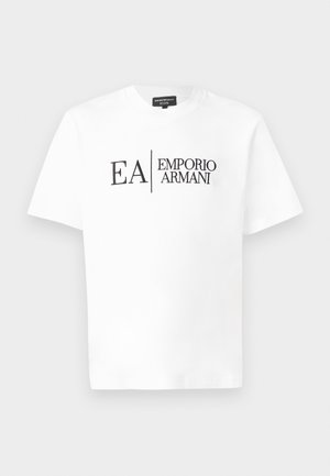 T-shirt blanc à manches courtes avec logo texte noir "EA Emporio Armani" centré sur le devant sur fond uni.