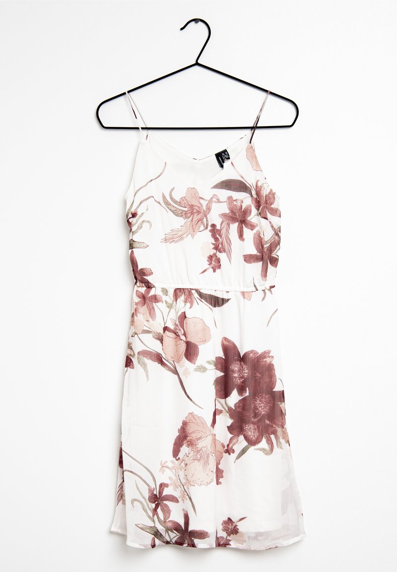 Robe fleurie sur un cintre. Le tissu est léger avec une base blanche et des motifs floraux dans des tons de bordeaux et de rose clair. Bretelles réglables.