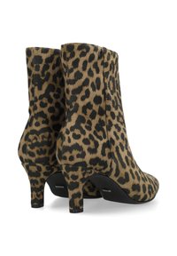Botas de tobillo con estampado de leopardo que presentan una textura similar al ante, un tacón de bloque con forma cónica y un acabado exterior suave con acentos negros.