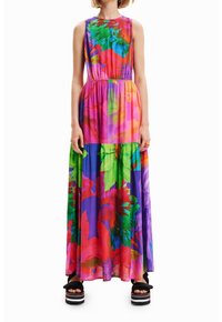 Abito maxi con un vivace motivo floreale in rosa, verde e blu. Design senza maniche con vita elastica, realizzato in tessuto leggero e fluido.