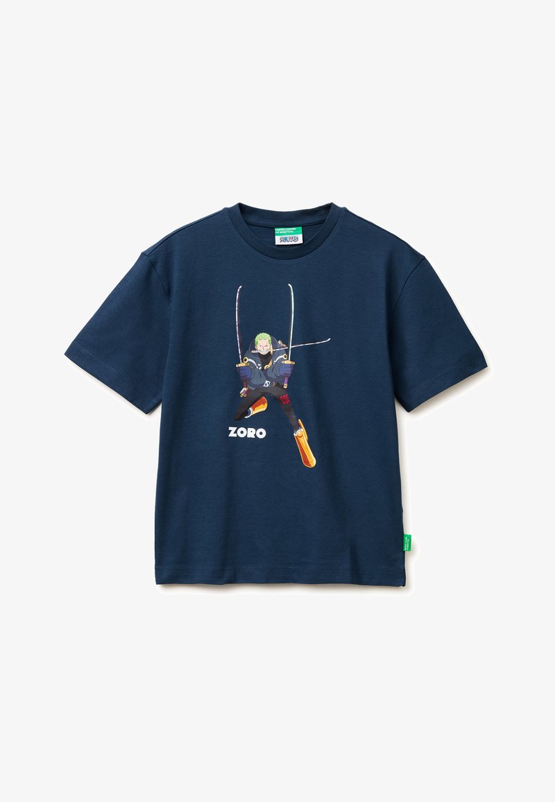 Marineblaue T-Shirt mit einer Figur, die drei Schwerter in einer Aktionpose führt, und dem Namen "Zoro" darunter gedruckt.
