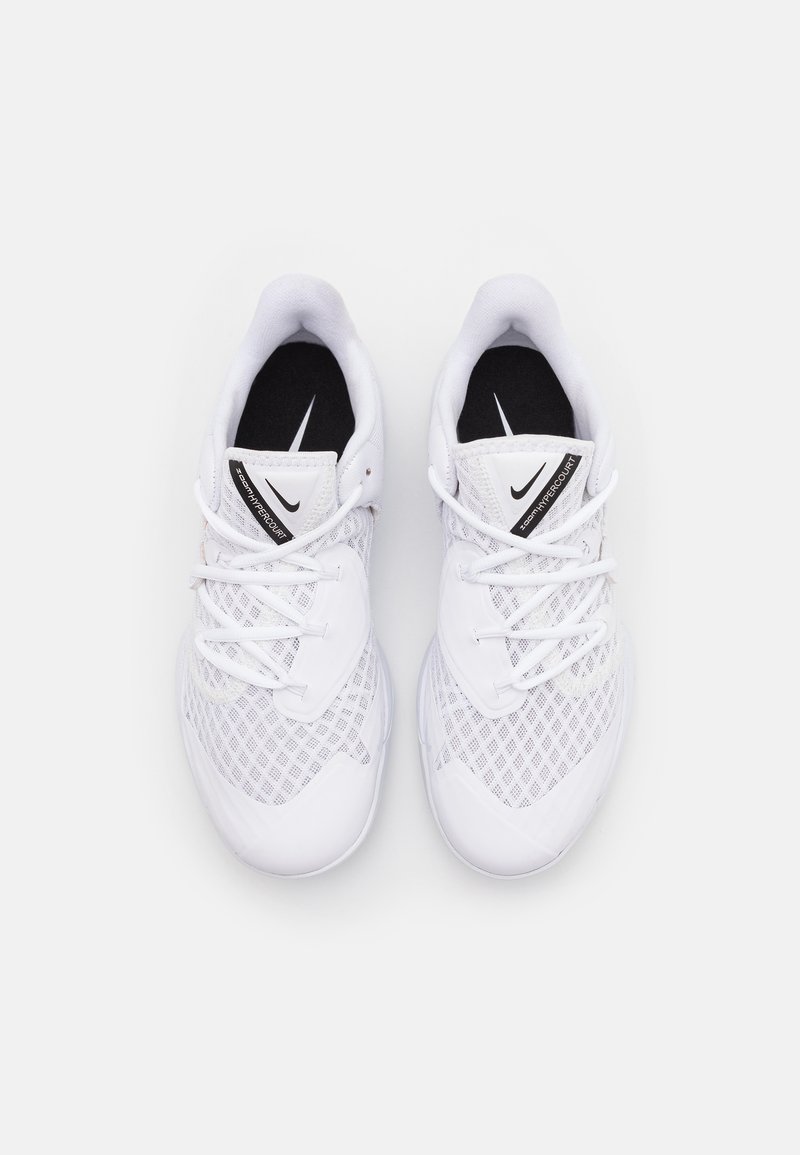 Weiße Sportschuhe mit Netz-Obermaterial, runder Zehenpartie, schwarzen Einlegesohlen und weißen Schnürsenkeln. Verfügt über ein dezentes Logo auf der Zunge.