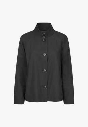 Czarna kurtka z długim rękawem, stójką i sześcioma guzikami z przodu, wykonana z gładkiej tkaniny o luźnym kroju.