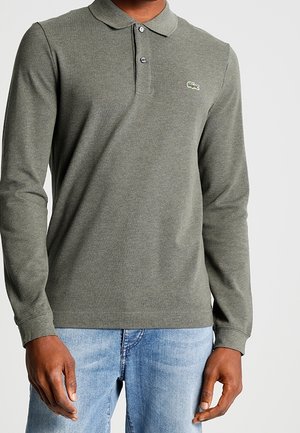 Polo à manches longues en mélange de coton vert foncé, doté d'un col plié, d'une patte à deux boutons et d'un petit logo brodé sur la poitrine.