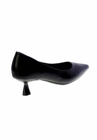 Décolleté in vernice nera con punta affusolata, tacco basso a rocchetto e superficie liscia, caratterizzato da una silhouette curva discreta.