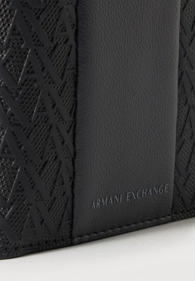 Черен кожен раздел на портфейл с релефен текстуриран дизайн и лого "Armani Exchange", дебосвано на гладка кожена ивица.