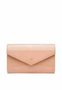 Glanzende beige clutch met een driehoekige klep, voorzien van een metallic logo-accent. Gladde textuur en een schoon, minimalistisch ontwerp.