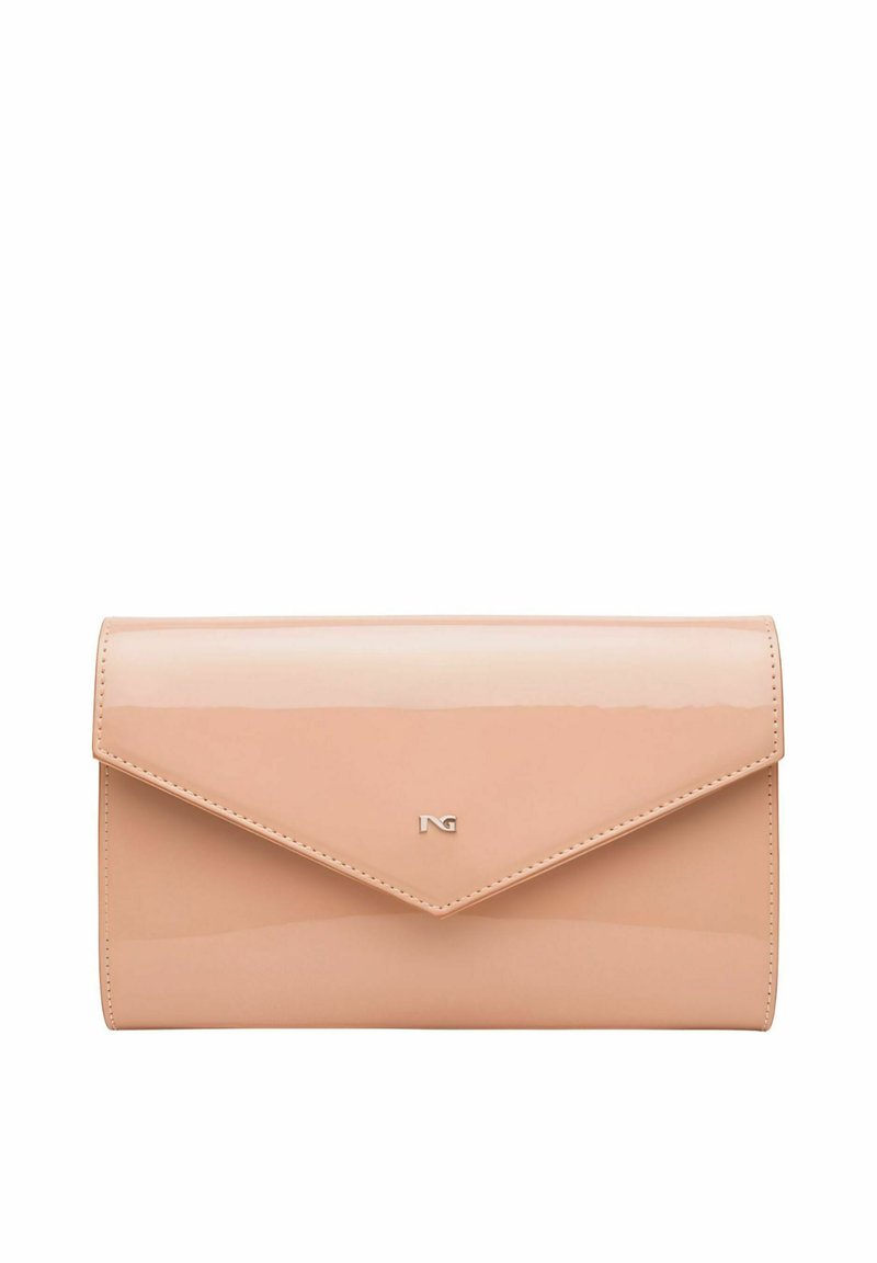 Glanzende beige clutch met een driehoekige klep, voorzien van een metallic logo-accent. Gladde textuur en een schoon, minimalistisch ontwerp.