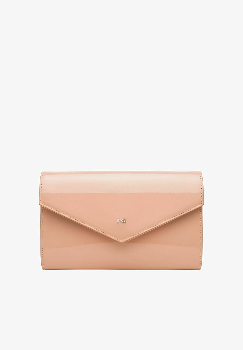 Borsa clutch beige lucida con patta triangolare, caratterizzata da un accento in metallo con logo. Texture liscia e design pulito e minimalista.