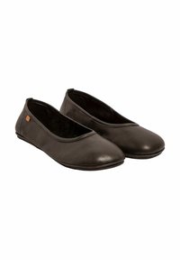 Ballerine in pelle nera con punta arrotondata e design a bassa apertura. Presentano una piccola etichetta con logo sul lato e una suola flessibile.