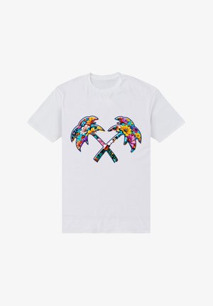 Bílý bavlněný tričko s barevným grafikou dvou palm, které se kříží s květinovými vzory, podrobně provedenými v živé růžové, modré a žluté.