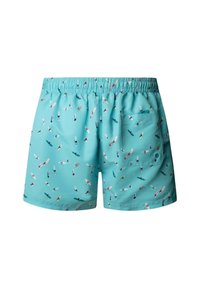 Lyseblå badeshorts med elastisk taljebånd, lille baglomme og farverigt surfbræt mønster spredt over stoffet.