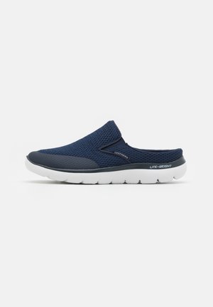 Marine slip-on schoenen met een mesh bovenwerk, grijze accenten en een lichte witte zool. Beschikt over een textuuroppervlak voor ademend vermogen en comfort.