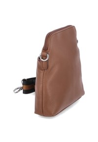 Brun texturerad läderaxelväska med dragkedja upptill, silvriga metallringar och en svart och brun randig justerbar rem.