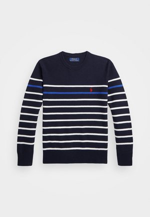 Jersey de punto azul marino con rayas horizontales blancas y azules, cuello redondo, con un pequeño logo rojo en el pecho izquierdo.