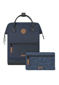 Sac à dos bleu marine avec des accents en cuir, comportant un patch logo. Comprend une petite trousse florale assortie avec une fermeture éclair et un design minimaliste.