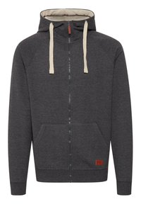 Szary rozpinany hoodie wykonany z miękkiego materiału, z podwójnym kapturem wykończonym kremowymi sznureczkami, kieszeniami z przodu oraz skórzaną naszywką z logo.