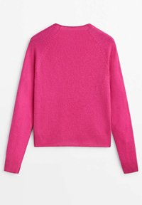 Różowy sweter dziewiarski z ribbed hem i mankietami. Posiada okrągły dekolt i rękawy raglanowe, prezentując gładką teksturę.