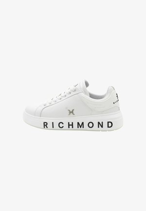 Witte leren sneaker met afgerond ontwerp, voorzien van zwarte "RICHMOND" tekst aan de zijkant, vetersluiting en een zilveren logo-accent op de tong.