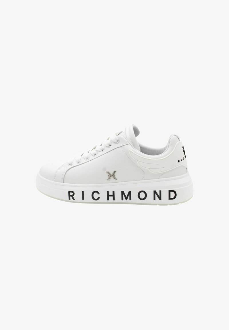 Baskets en cuir blanc au design arrondi, avec le texte noir "RICHMOND" sur le côté, fermeture à lacets et accent logo argenté sur la languette.