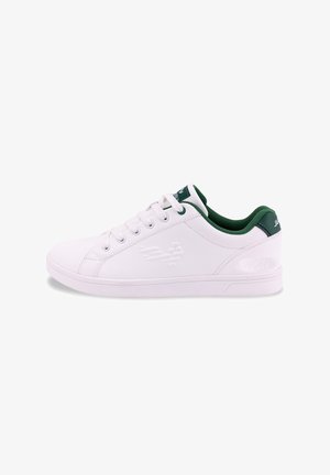 Sneakers bianchi con accenti verdi, texture in pelle liscia, punta arrotondata, sei occhielli e logo in rilievo sul lato e sul tallone.