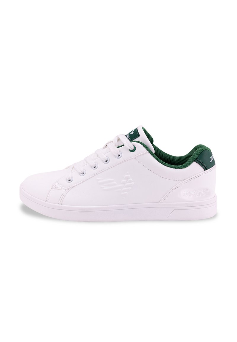 Sneakers bianchi con accenti verdi, texture in pelle liscia, punta arrotondata, sei occhielli e logo in rilievo sul lato e sul tallone.
