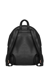 Sac à dos en cuir noir de forme arrondie, avec des bretelles réglables, une poignée supérieure et une texture lisse. Pas de quincaillerie ou d'ornements visibles.