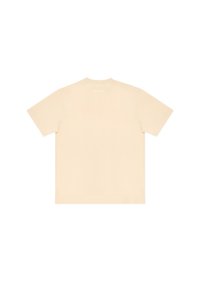 Koszulka z krótkim rękawem, okrągłym dekoltem, beżowego koloru, wykonana z miękkiej bawełny, z gładkim tyłem i delikatnymi detalami szwów przy dekolcie.