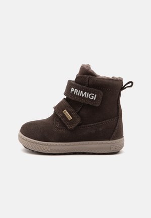 Brązowy dziecięcy zamszowy but z dwoma rzepami oznaczonymi Primigi i Gore-Tex, beżowa gumowa podeszwa i polarowa wyściółka.