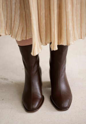 Classic ankle boots - light brown