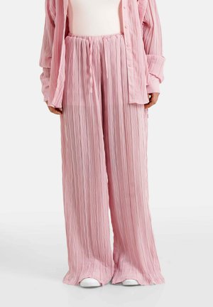 Ensemble deux pièces rose pâle plissé, comprenant un pantalon large avec une taille élastique et une chemise boutonnée à coupe décontractée.