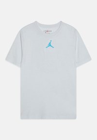 Jasnoszara koszulka z krótkim rękawem wykonana z bawełny, z niebieskim haftowanym logo Jumpman na piersi i okrągłym dekoltem.