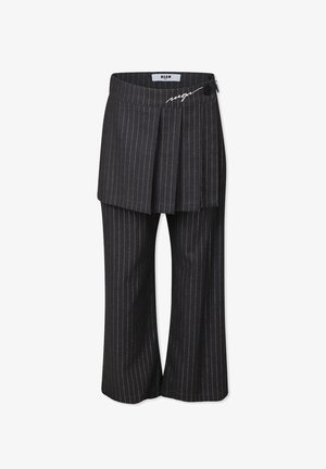 Szare spodnie w prążki z nałożoną warstwową spódnicą, z zapięciem na guzik i akcentem w postaci logo. Wykonane z dopasowanej, teksturowanej tkaniny.