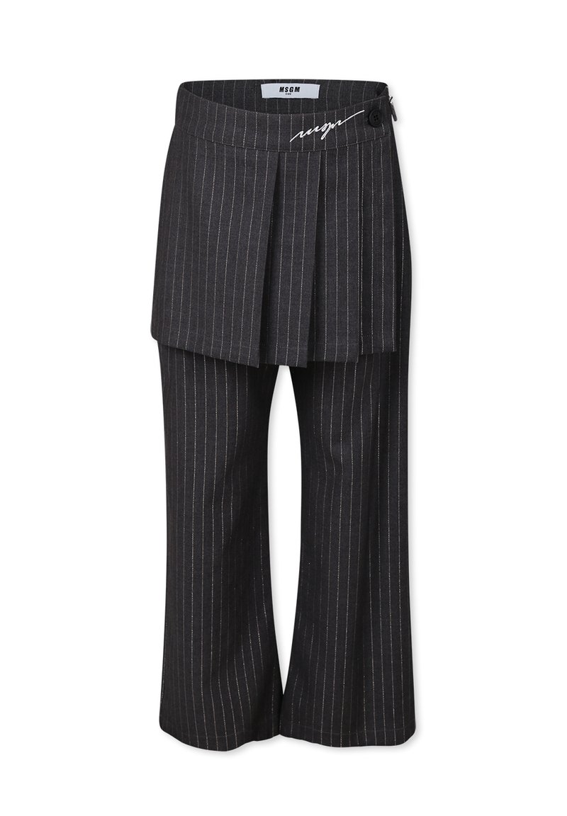 Pantalons gris à rayures avec une superposition de jupe, dotés d'une fermeture à bouton et d'un accent de logo. Fabriqués en tissu sur mesure et texturé.