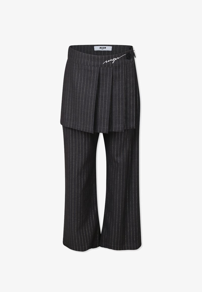 Grijze pinstripe broeken met een gelaagde rok-overlay, voorzien van een knoopsluiting en een logo-accent. Gemaakt van op maat gemaakte, gestructureerde stof.