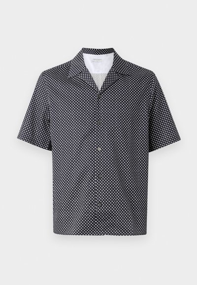 Lühikeste varrukatega särk tumesinisest kangast, millel on valge ümmargune muster, soonikuga krae ja mustade nuppudega nööpidega ees.