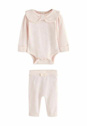 Weicher rosa Baby-Strampler mit langen Ärmeln und Peter-Pan-Kragen sowie passenden Hosen, beide mit dezenten strukturierten Mustern und kleinen Schleifenakzenten.