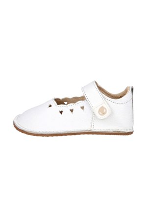 Zapato de piel blanca con un diseño de corte, suela plana y correa de velcro. Acabado texturizado y bordes con ondas a lo largo de la abertura.