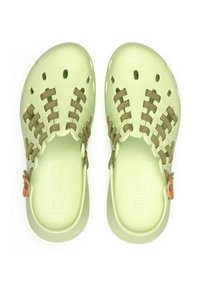 Zuecos sintéticos de color verde claro con correas de oliva, agujeros de ventilación, plantillas texturizadas y un acento decorativo naranja en el lateral.