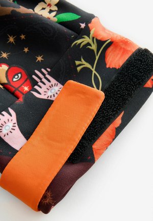 Vícebarevná látka s květinovými a mystickými vzory, s oranžovým akcentem z látky a černým detailem na suchý zip. Textura působí hladce.