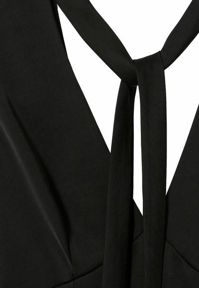 Vestido negro con un escote en V profundo y detalle de lazo. Textura suave y tejido ligeramente drapeado con acentos de costura.