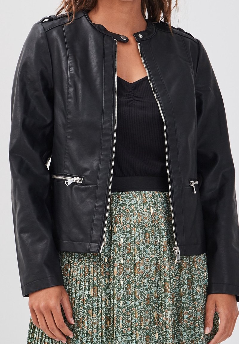 Veste en cuir noir avec fermeture éclair à l'avant, col à pression et deux poches zippées. Présente un design ajusté et une texture lisse.