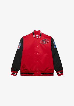 Giacca varsity in nylon rossa con maniche nere, colletto a coste bianco e rosso, logo di San Francisco e patch NFL sulla manica.