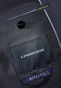 Czarna marynarka z gładkiego materiału; posiada guzik oraz metki z napisem "LINDBERGH BLACK" i "BISTRETCH".