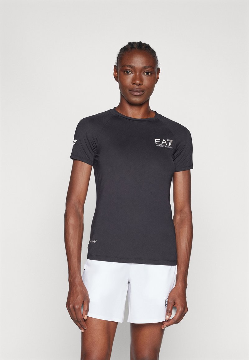 Zwart sportshirt met een ronde hals, korte mouwen en het EA7-logo op de voorkant. Glad textuur, nauwsluitend ontwerp, gecombineerd met witte shorts.