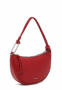 Sac à main en cuir rouge avec une forme incurvée, fermeture éclair et une fine bandoulière. Présente une texture subtile et un petit logo en accent.