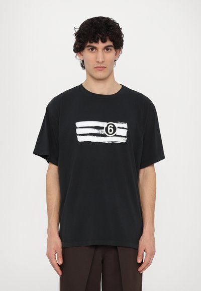 Schwarzes Baumwoll-T-Shirt mit kurzen Ärmeln, das ein weißes gestreiftes Grafikdesign und die Ziffer 6 in der Mitte zeigt.