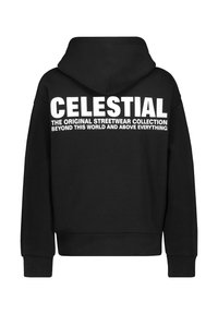 Schwarzer Pullover mit Kapuze und großem weißen Schriftzug auf dem Rücken, der das Wort "CELESTIAL" sowie zusätzlichen Text darunter zeigt. Weicher Stoff und eine Kängurutasche.