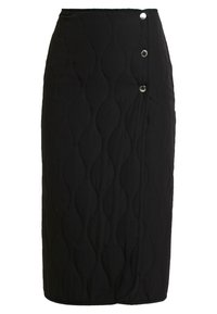 Jupe matelassée noire avec une texture ondulée, dotée d'accents de boutons argentés sur le côté et d'un design ajusté, atteignant la longueur mi-mollet.
